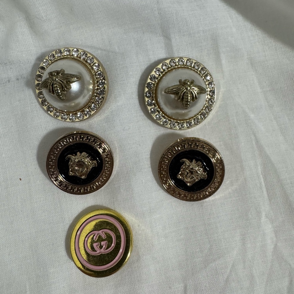 Lot of 5 Gucci buttons